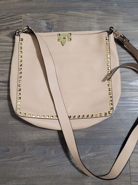 Inzi Stud-Trim Pebbled Leather Crossbody Bag in Blush